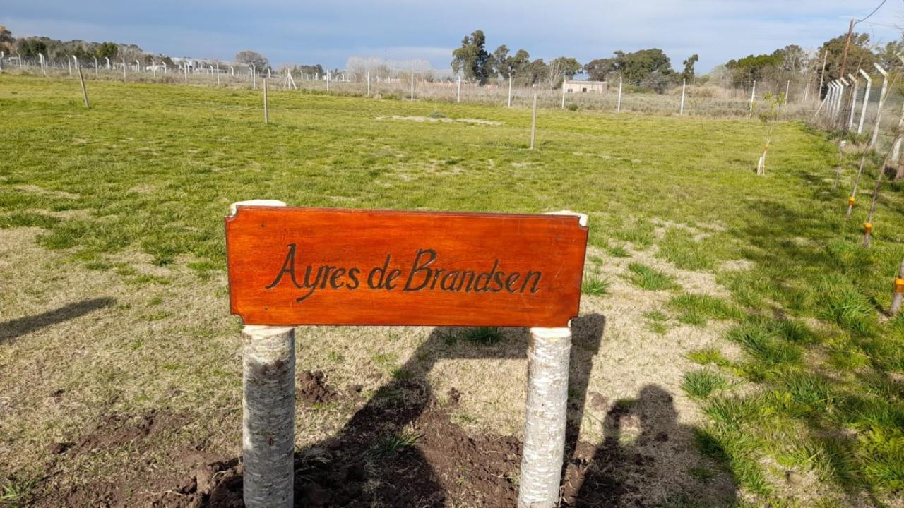 Ayres De *